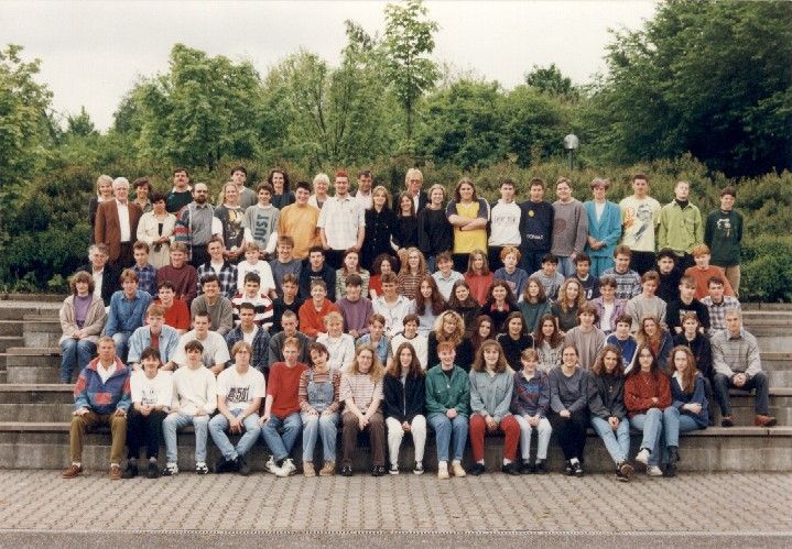 Ausscheider 1996: alle Klassen auf der Tribühne beim Hartplatz